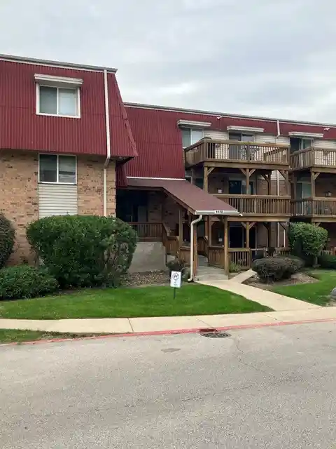 Listing Photo 2 - Condo for sale in 1870 Tall Oaks Dr located at 1870 Tall Oaks Dr, Aurora, IL 60505 - Unit #1102
