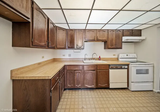 Listing Photo 4 - Condo for sale in building located at 9737 N Fox Gln Dr, Niles, IL 60714 - Unit #1G