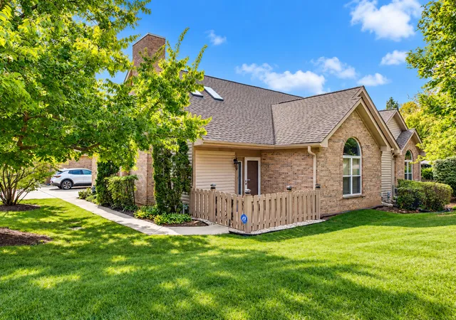 Townhouse for sale at 183 Canterbury Ct, Bloomingdale, IL 60108 | MLS# 12771505