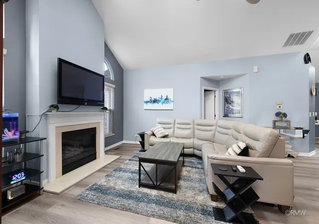 Photo 2 of Townhouse for sale at 183 Canterbury Ct, Bloomingdale, IL 60108 | MLS# 12771505 | Listing updated on 2026-10-01