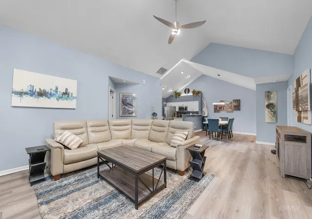 Photo 4 of Townhouse for sale at 183 Canterbury Ct, Bloomingdale, IL 60108 | MLS# 12771505 | Listing updated on 2026-10-01