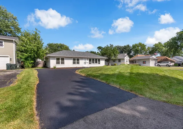 Photo 2 of Single family home for sale at 727 Skyline Dr, Barrington, IL 60010 | MLS# 12771508 | Listing updated on 2026-10-07