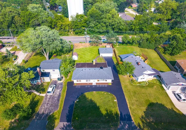 Photo 3 of Single family home for sale at 727 Skyline Dr, Barrington, IL 60010 | MLS# 12771508 | Listing updated on 2026-10-07