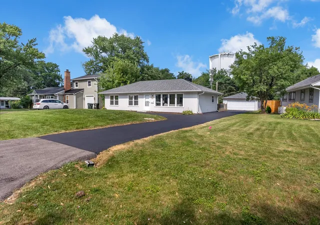 Photo 3 of Single family home for sale at 727 Skyline Dr, Barrington, IL 60010 | MLS# 12771508 | Listing updated on 2026-10-07