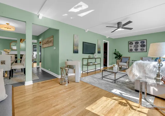 Photo 4 of Single family home for sale at 727 Skyline Dr, Barrington, IL 60010 | MLS# 12771508 | Listing updated on 2026-10-07