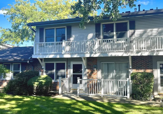 Listing Photo 2 - Condo for sale in building located at 203 Emerson Ct, Bloomingdale, IL 60108 - Unit #B