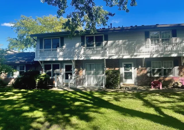 Listing Photo 3 - Condo for sale in building located at 203 Emerson Ct, Bloomingdale, IL 60108 - Unit #B