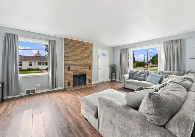 Photo 3 of Single family home for sale at 1270 Van St, Elgin, IL 60123 | MLS# 12771533 | Listing updated on 2026-09-30