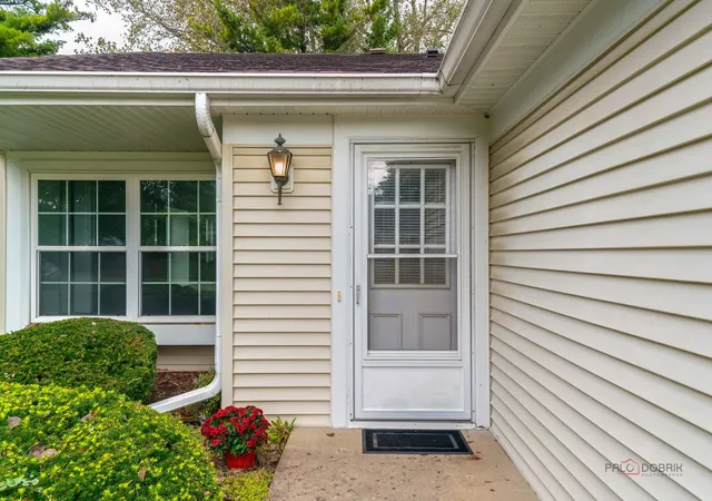 Listing Photo 2 - Condo for sale in building located at 7108 Balboa Ln, Fox Lake, IL 60020