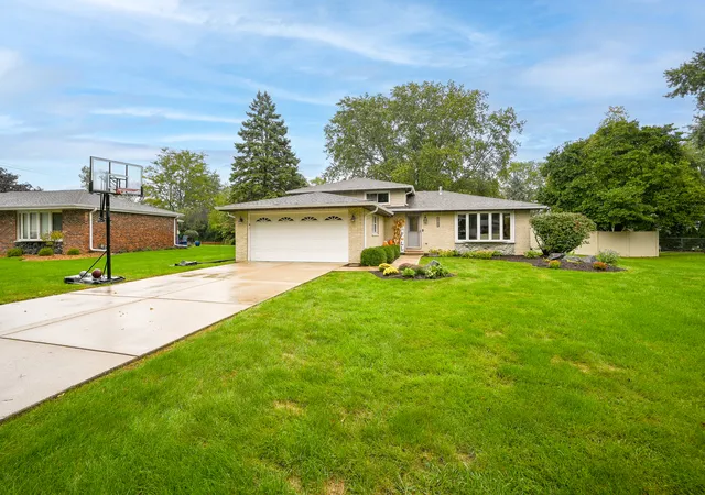 Single family home for sale at 9s125 Florence Ave, Downers Grove, IL 60516 | MLS# 12771537