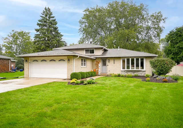 Photo 1 of Single family home for sale at 9s125 Florence Ave, Downers Grove, IL 60516 | MLS# 12771537 | Listing updated on 2026-10-05