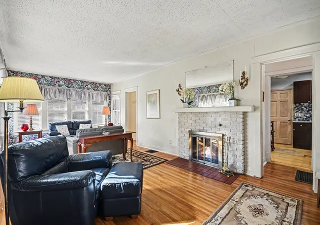 Photo 3 of Single family home for sale at 411 Cornelia St, Joliet, IL 60435 | MLS# 12771595 | Listing updated on 2026-10-09