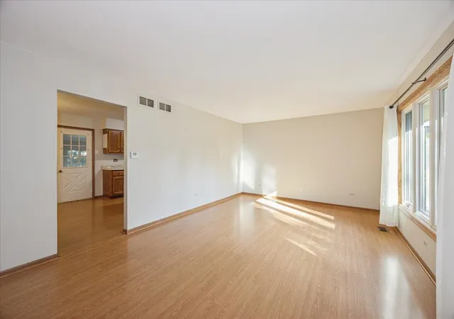 Photo 3 of Single family home for sale at 1006 Longford Dr, Westmont, IL 60559 | MLS# 12771619 | Listing updated on 2026-10-02