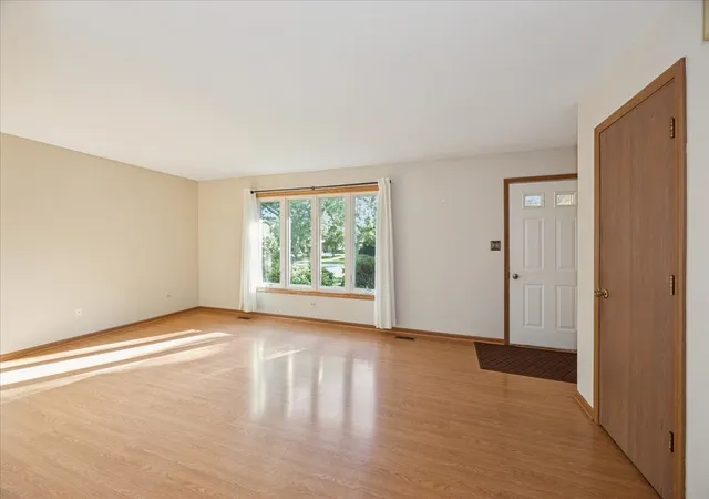 Photo 3 of Single family home for sale at 1006 Longford Dr, Westmont, IL 60559 | MLS# 12771619 | Listing updated on 2026-10-02