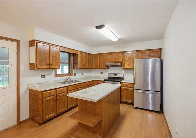 Photo 4 of Single family home for sale at 1006 Longford Dr, Westmont, IL 60559 | MLS# 12771619 | Listing updated on 2026-10-02