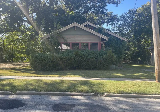 Single family home for sale at 406 S Forest Ave, Carbondale, IL 62901 | MLS# 12771638