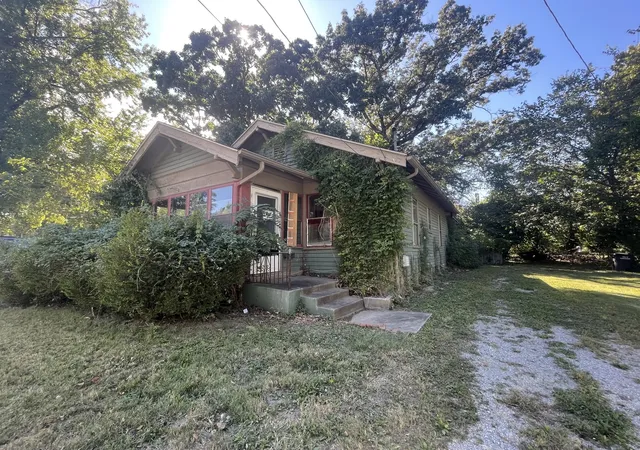 Photo 2 of Single family home for sale at 406 S Forest Ave, Carbondale, IL 62901 | MLS# 12771638 | Listing updated on 2026-10-07