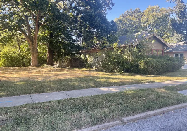 Photo 3 of Single family home for sale at 406 S Forest Ave, Carbondale, IL 62901 | MLS# 12771638 | Listing updated on 2026-10-07