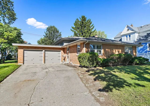 Photo 1 of Single family home for sale at 340 Illinois St, Dundee, IL 60118 | MLS# 12771654 | Listing updated on 2026-10-08