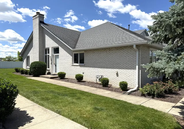 Photo 3 of Townhouse for sale at 8821 Bluebird Dr, Tinley Park, IL 60487 | MLS# 12771703 | Listing updated on 2026-10-04