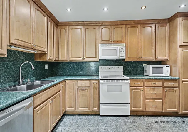 Photo 4 of Condo for sale at 1243 E Baldwin Ln #412, Palatine, IL 60074 | MLS# 12771705 | Listing updated on 2026-10-04