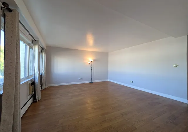 Listing Photo 3 - Condo for sale in building located at 7540 N Ridge Blvd, Chicago, IL 60645 - Unit #2C