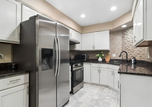 Photo 4 of House for sale at 1432 Newport Ln, Mundelein, IL 60060 | MLS# 12771867 | Listing updated on 2026-10-08