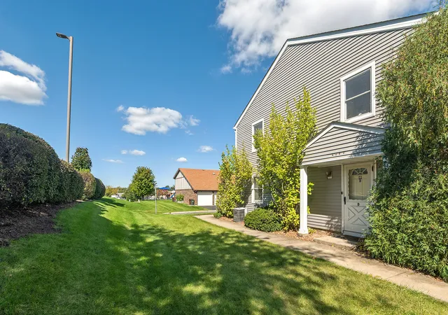 Listing Photo 1 - Condo for sale in building located at 604 Waverly Ct, New Lenox, IL 60451 - Unit #D