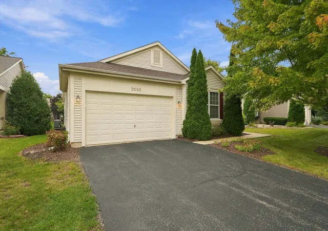 Photo 1 of Single family home for sale at 21240 Windsor Lake Ln, Crest Hill, IL 60403 | MLS# 12771919 | Listing updated on 2026-10-06