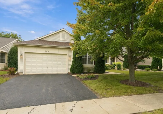 Photo 3 of Single family home for sale at 21240 Windsor Lake Ln, Crest Hill, IL 60403 | MLS# 12771919 | Listing updated on 2026-10-06