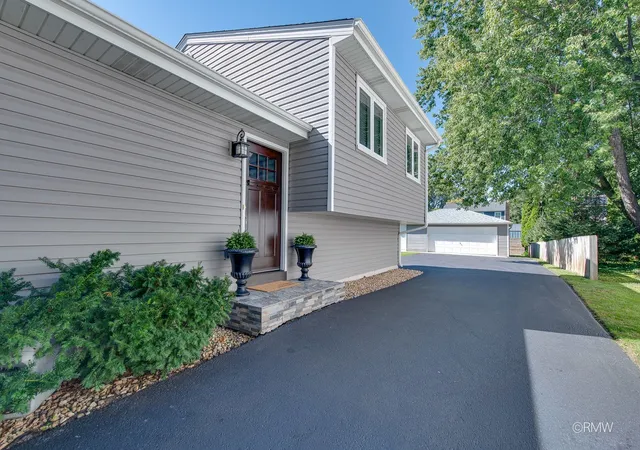 Photo 3 of Single family home for sale at 0s068 Cottonwood Dr, Wheaton, IL 60187 | MLS# 12771924 | Listing updated on 2026-10-07