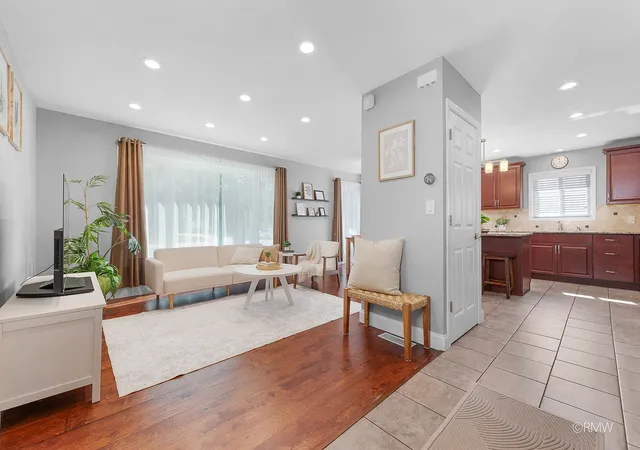 Photo 4 of Single family home for sale at 0s068 Cottonwood Dr, Wheaton, IL 60187 | MLS# 12771924 | Listing updated on 2026-10-07