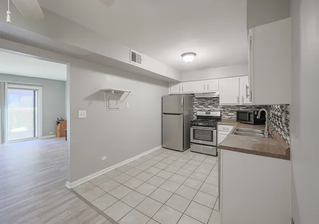 Photo 4 of Condo for sale at 625 Derry Ct #1A, Schaumburg, IL 60193 | MLS# 12771991 | Listing updated on 2026-10-05
