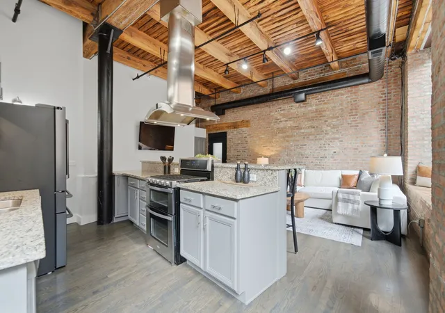 Listing Photo 4 - Condo for sale in building located at 331 S Peoria St, Chicago, IL 60607 - Unit #107