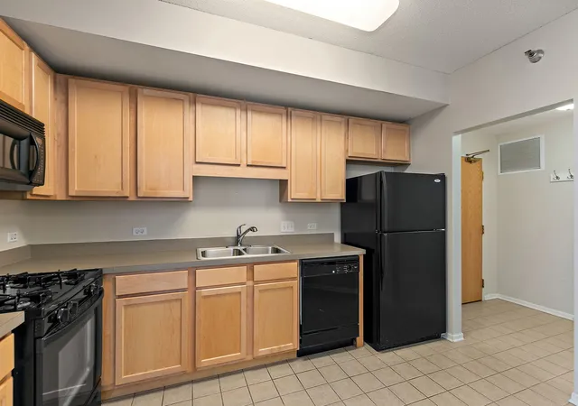 Listing Photo 5 - Condo for sale in building located at 410 W Mahogany Ct, Palatine, IL 60067 - Unit #202