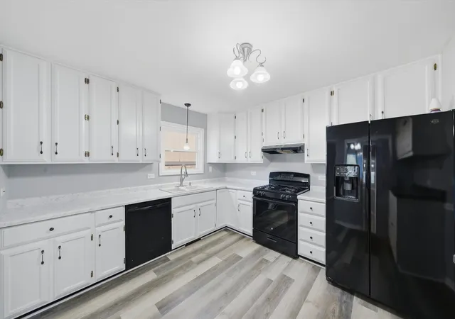 Photo 2 of Single family home for sale at 863 Pleasant St, Woodstock, IL 60098 | MLS# 12772063 | Listing updated on 2026-10-07