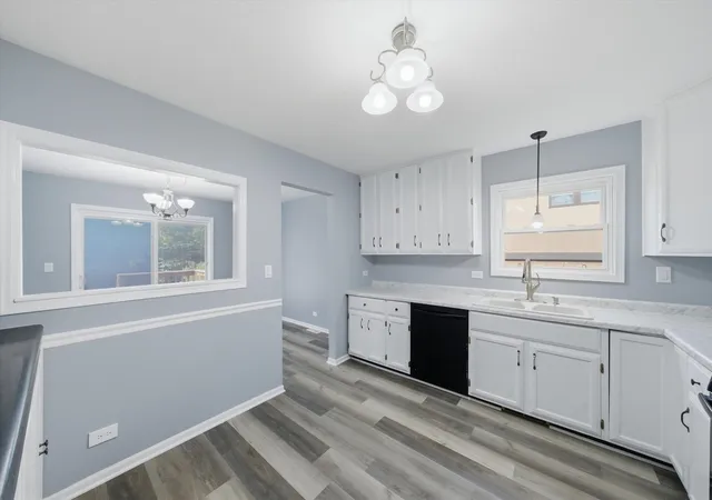 Photo 3 of Single family home for sale at 863 Pleasant St, Woodstock, IL 60098 | MLS# 12772063 | Listing updated on 2026-10-07