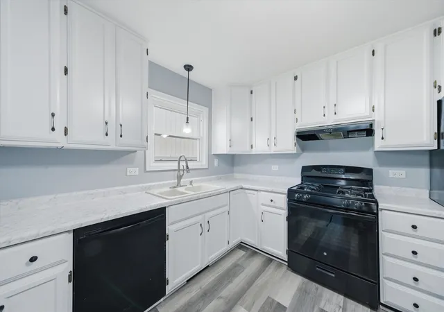 Photo 3 of Single family home for sale at 863 Pleasant St, Woodstock, IL 60098 | MLS# 12772063 | Listing updated on 2026-10-07