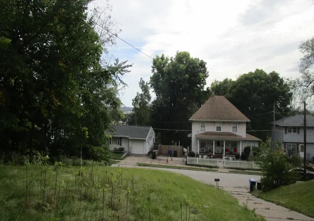 Photo 3 of Single family home for sale at 1518 W 10th Street, Davenport, IA 52804 | MLS# 12772077 | Listing updated on 2026-10-07