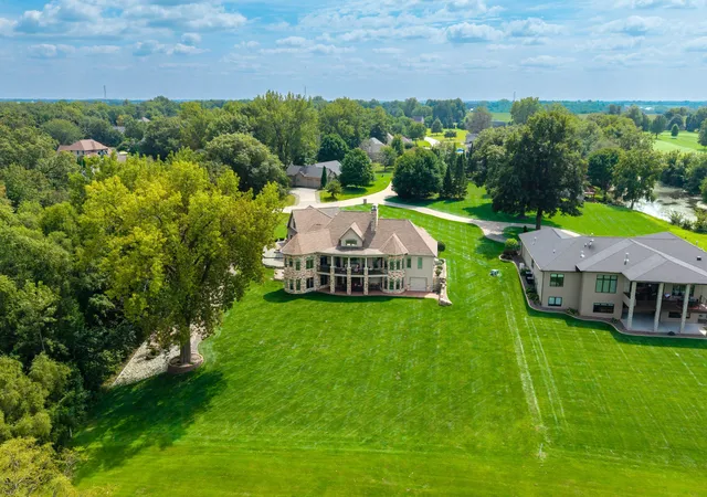 Photo 3 of Single family home for sale at 10 Bay Hl Dr, Coal Valley, IL 61240 | MLS# 12772099 | Listing updated on 2026-10-01