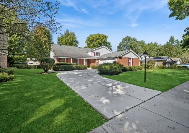 Single family home for sale at 3220 N Volz Dr W, Arlington Heights, IL 60004 | MLS# 12772109