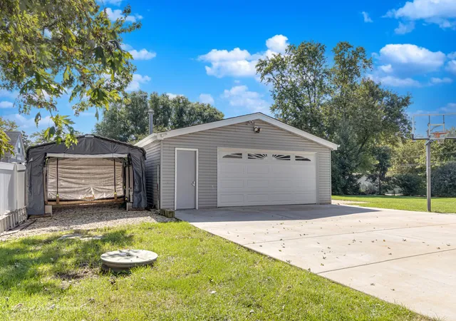 Photo 3 of Single family home for sale at 14047 Linder Ave, Midlothian, IL 60445 | MLS# 12772122 | Listing updated on 2026-10-02