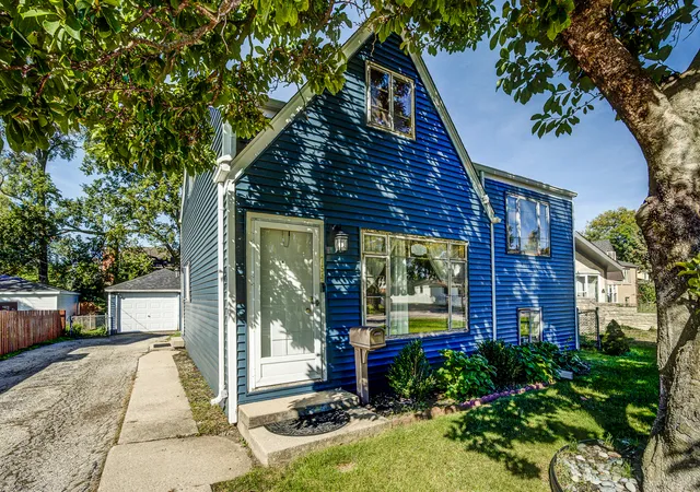 Photo 2 of Single family home for sale at 754 S York St, Elmhurst, IL 60126 | MLS# 12772153 | Listing updated on 2026-10-06