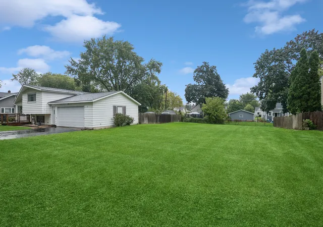 Photo 2 of Single family home for sale at 1233 N Lake Shore Dr, Round Lake Beach, IL 60073 | MLS# 12772161 | Listing updated on 2026-10-07