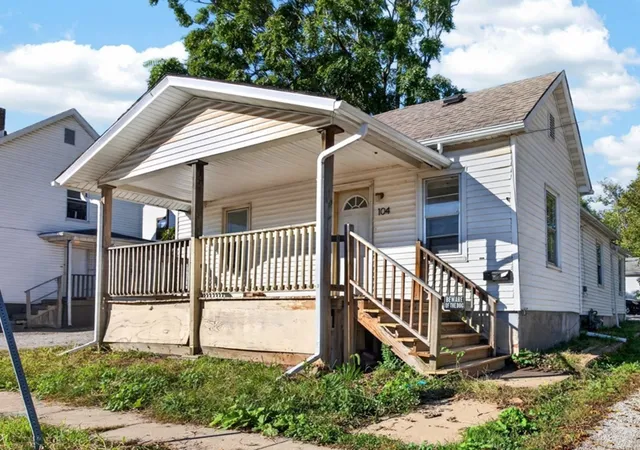 Photo 2 of Single family home for sale at 104 N Allin St, Bloomington, IL 61701 | MLS# 12772171 | Listing updated on 2026-10-07