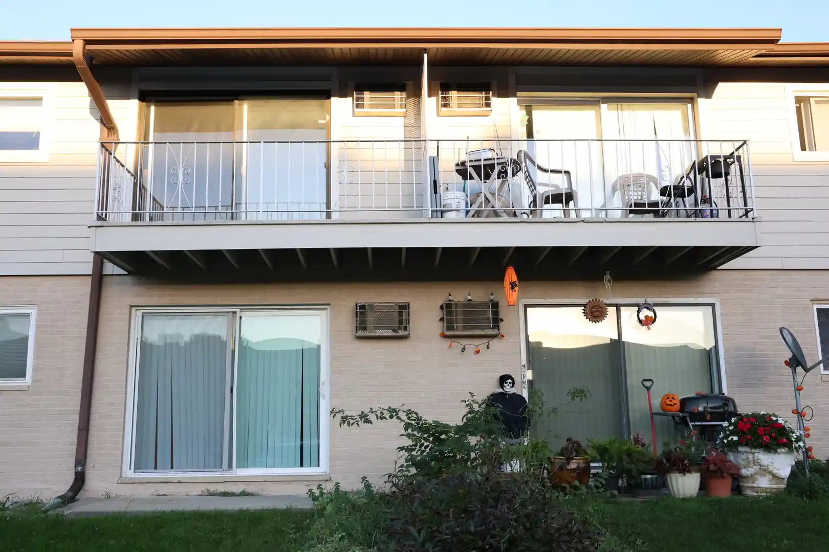 Listing Photo 1 - Condo for sale in 860 E Old Willow Rd located at 860 E Old Willow Rd, Prospect Heights, IL 60070 - Unit #136