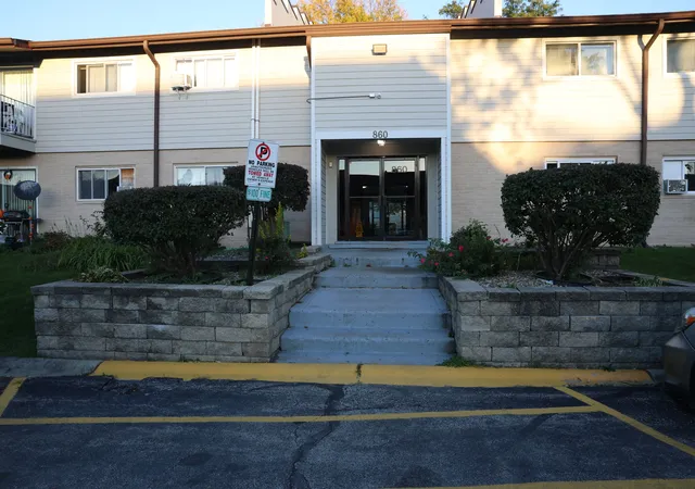 Listing Photo 2 - Condo for sale in building located at 860 E Old Willow Rd, Prospect Heights, IL 60070 - Unit #136