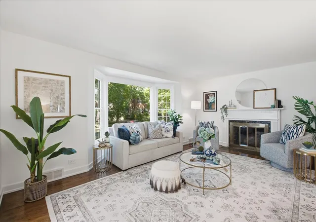Photo 4 of Single family home for sale at 2107 Lincolnwood Dr, Evanston, IL 60201 | MLS# 12772175 | Listing updated on 2026-10-01