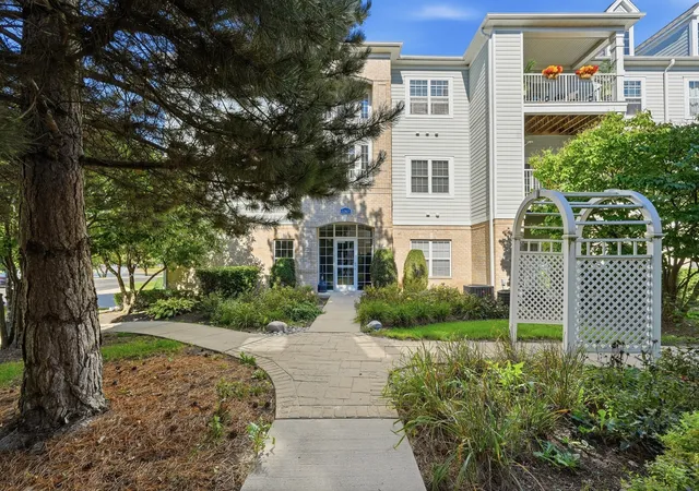 Listing Photo 2 - Condo for sale in building located at 1267 W Lake St, Addison, IL 60101 - Unit #104