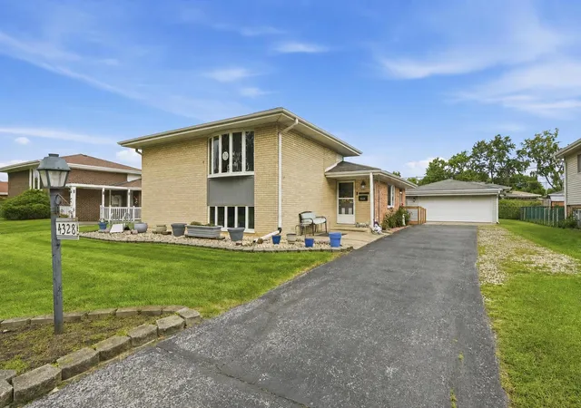 Photo 1 of Single family home for sale at 4328 Wagman St, Oak Forest, IL 60452 | MLS# 12772334 | Listing updated on 2026-10-06